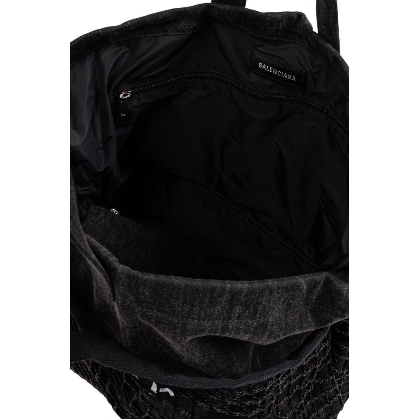 Front view with bag zipped and handles upright.