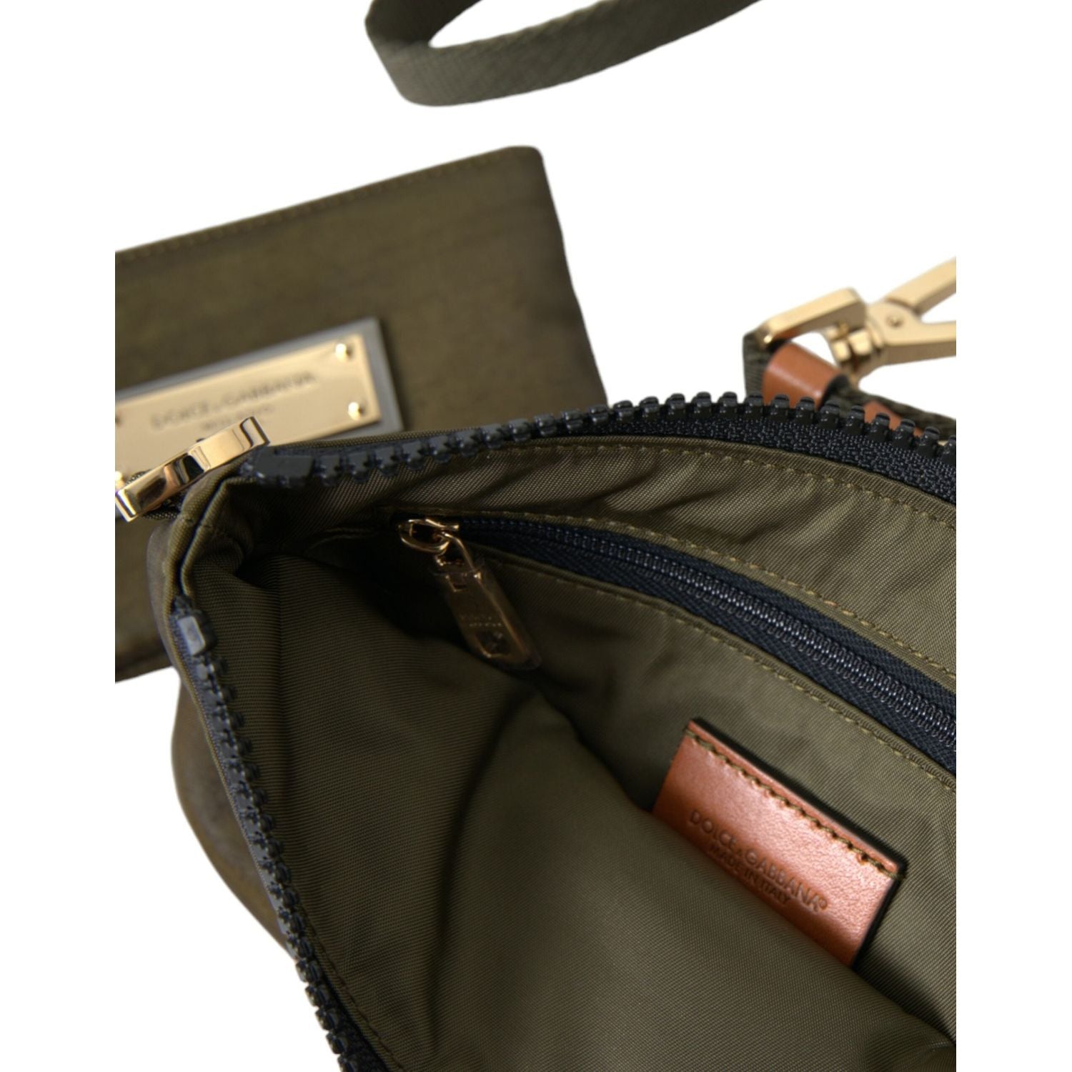 Front view with bag zipped and handles upright.