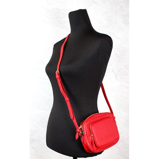 Front view with bag zipped and handles upright.